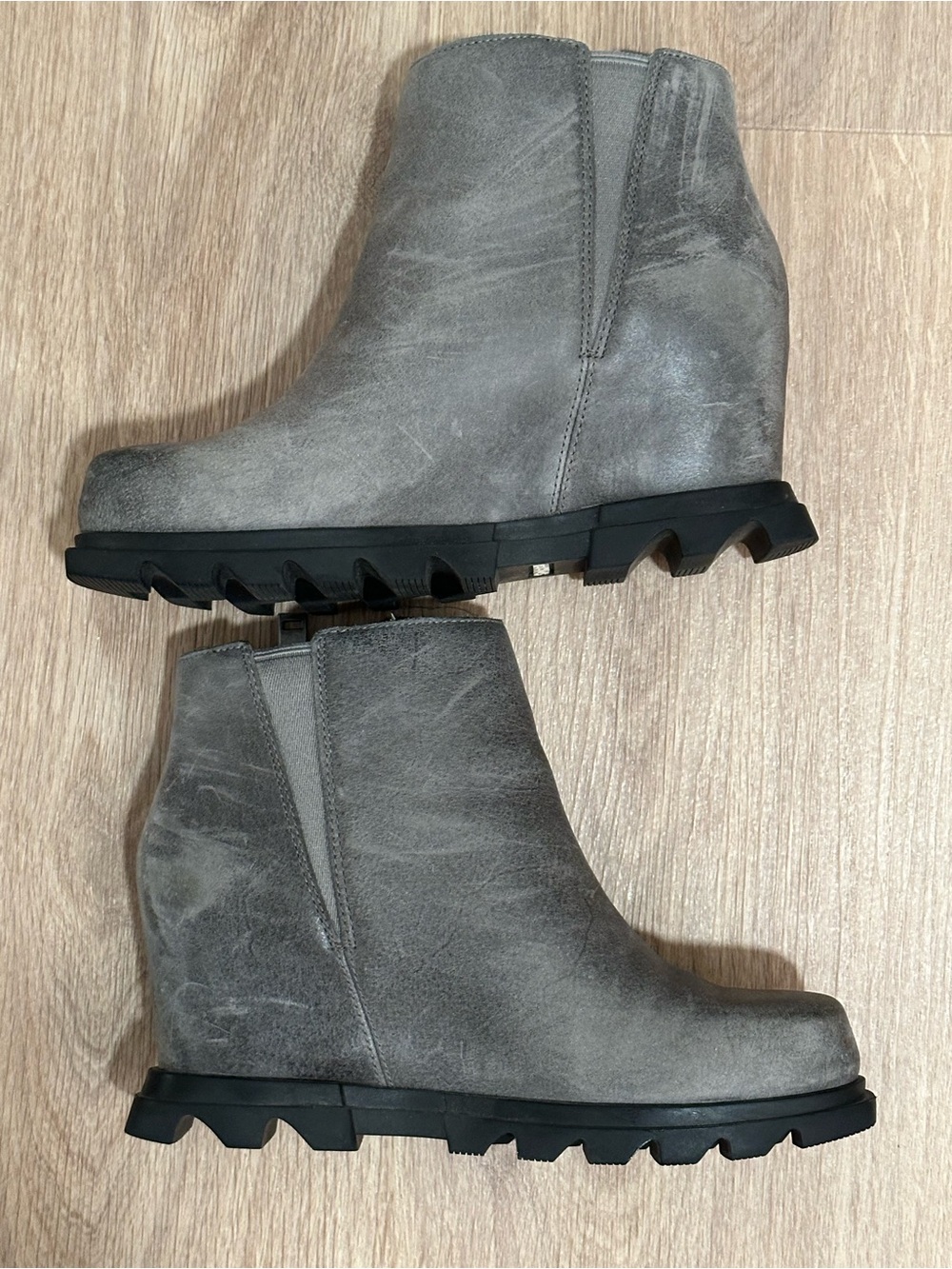 Sorel Gray Leather Ankle Boots with Wedge Heals, Zipper and Black Lug Sole - Picture 3 of 7